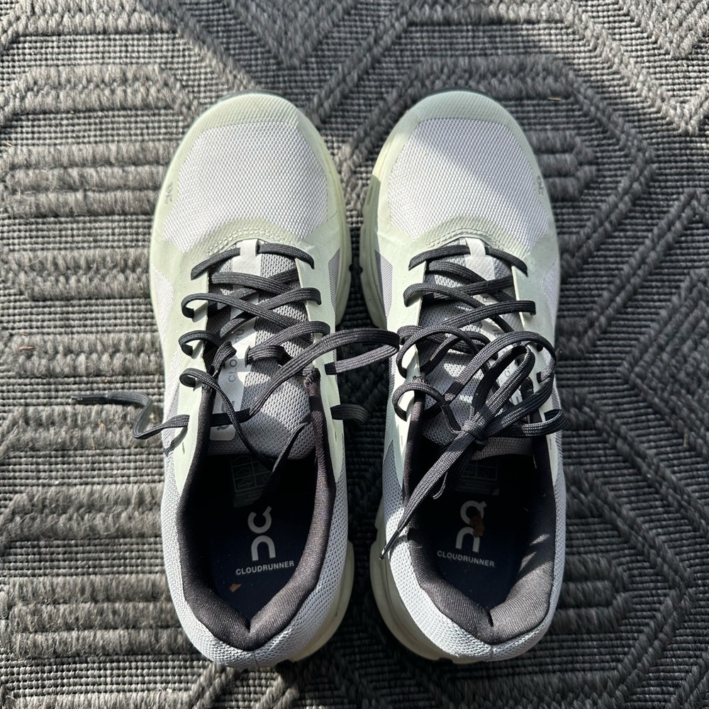 OnCloud women's sneakers. Worn less than five times. A+ condition